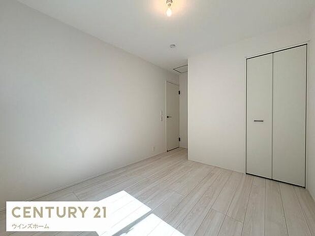 やわらかな日差しが心地よく差し込むお部屋は5.7帖。クローゼット完備でお部屋スッキリ！