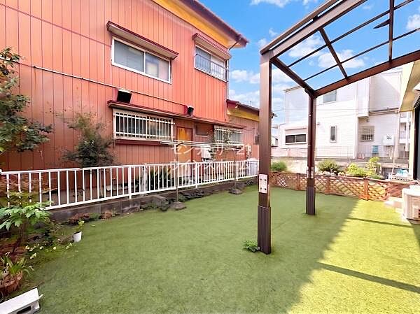 お家の南側には広々としたお庭スペースがあります！お家の周囲に余裕が生まれ、隣地との間も空くので、風通しも確保できます！週末の朝食をピクニック気分で楽しんだり、夏はプールを出して遊べますね。