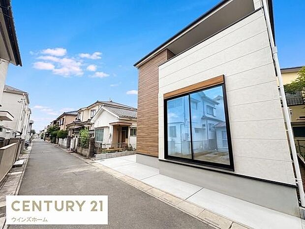 車通りの少ない閑静な住宅地。前面道路南側4m。*AI加工で不要物等削除しております