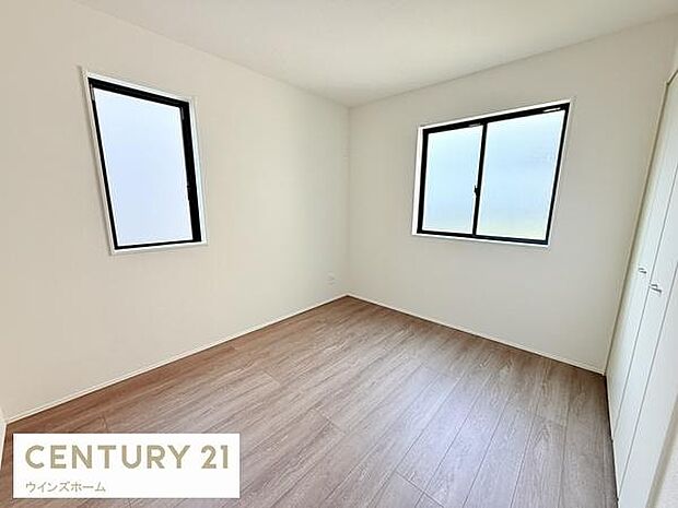 やわらかな日差しが心地よく差し込むお部屋は5.25帖。クローゼット完備でお部屋スッキリ！