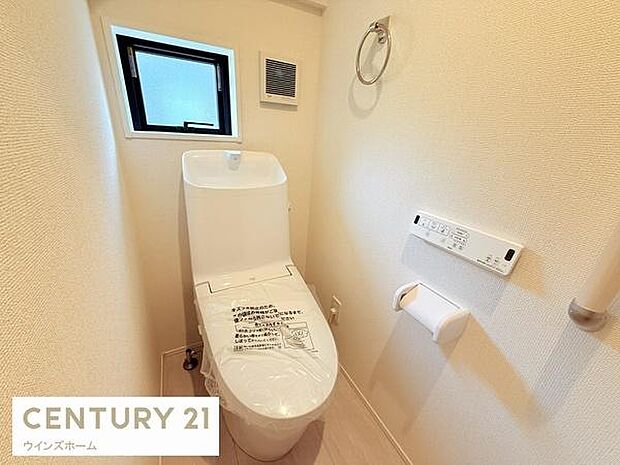 トイレは1・2階に設置されており、温水洗浄便座付きの清潔なトイレ。窓付きで換気ができます。