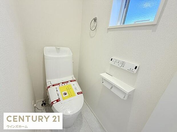 トイレは1・2階に設置されており、温水洗浄便座付きの清潔なトイレ。窓付きで換気ができます。