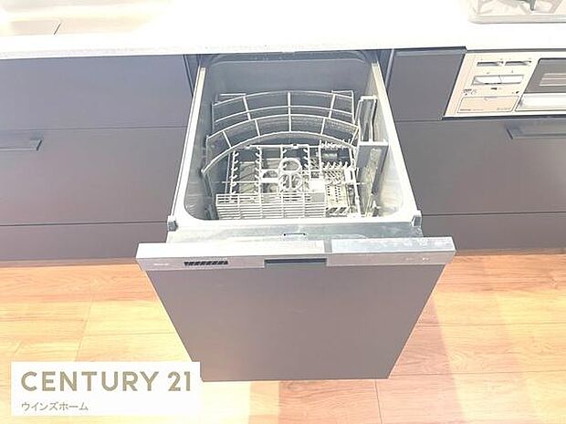 ビルトイン食洗機付きのシステムキッチンで家事の負担を軽減します。