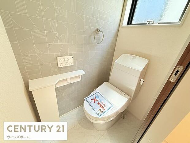 トイレは1・2階に設置されており、温水洗浄便座付きの清潔なトイレ。窓付きで換気ができます。