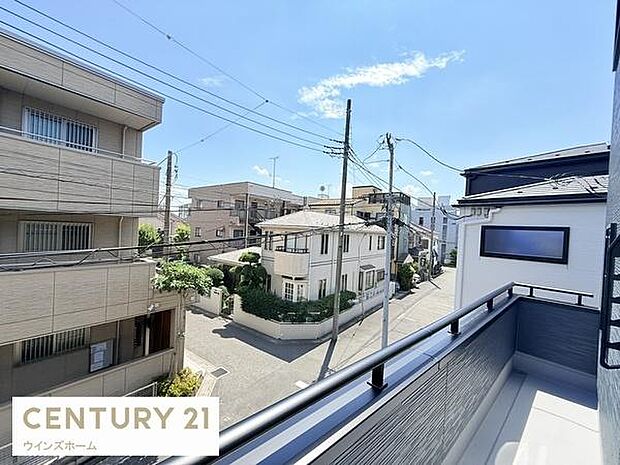 南向きの陽当たり良好なバルコニー。洗濯物もたっぷり干せて、毎日が快適です。