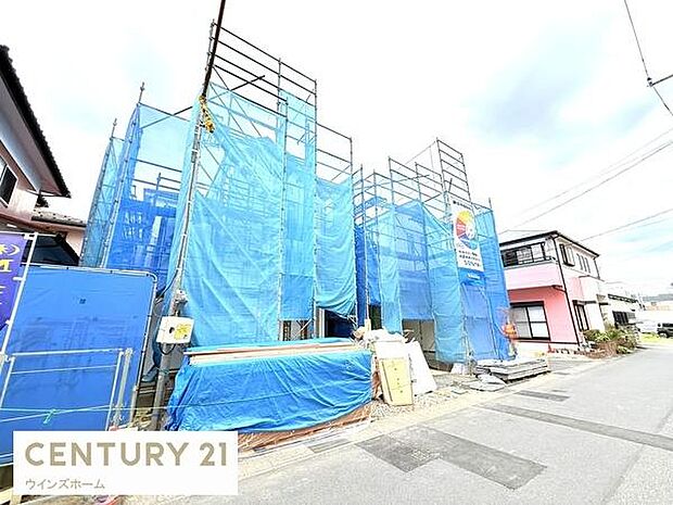 前面道路北東側6m。車通りの少ない閑静な住宅地。