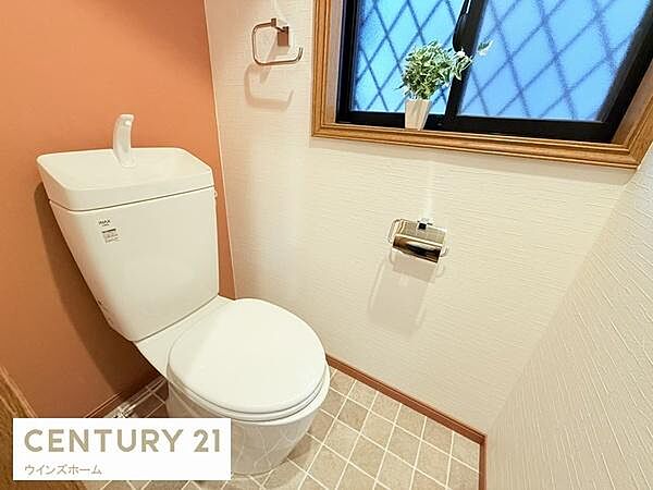 トイレは1.2階にあり、新規交換済です！いつでも快適に使える温水洗浄便座を設置。窓付きで換気できます。