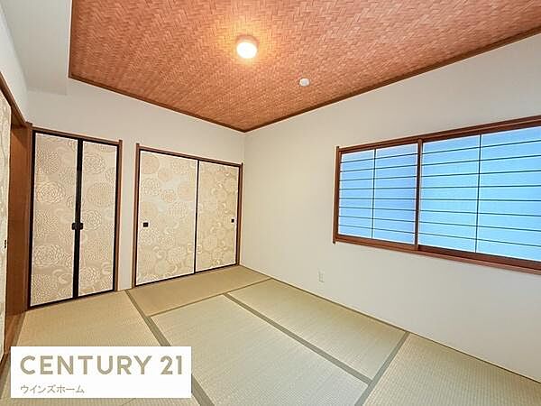 落ち着きある和室は寝室や客間にも最適。押入れ付きで空間をすっきり使え、多用途に活躍します。（障子・襖張替え、畳表替え済み）