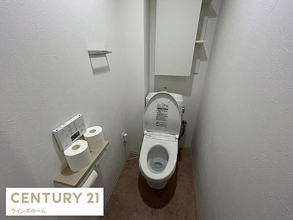 いつでも快適に使える温水洗浄便座を設置。上部に収納完備しております！
