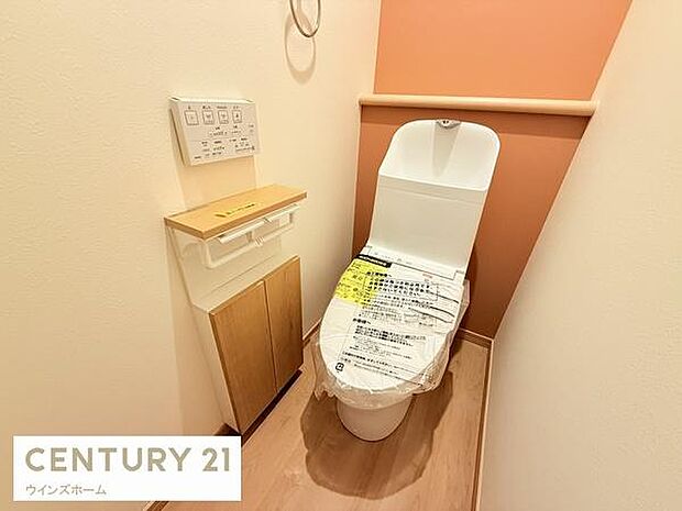いつでも快適に使える温水洗浄便座を設置!リモコンが壁面に設置されているのが使っていて便利を実感します!