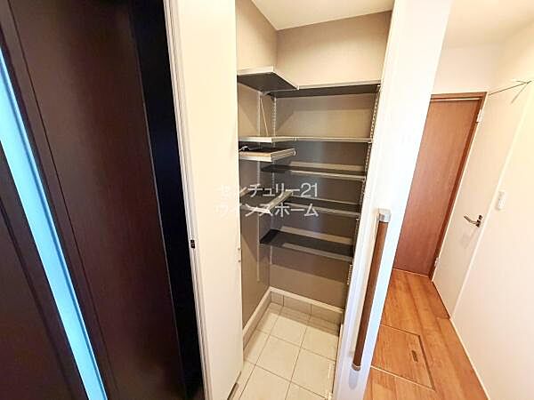 玄関にはシューズクロークもご用意しました！“良い靴は履き主を素敵な所へ連れて行ってくれる”のです。大切に保管して良い状態を保ちましょう！