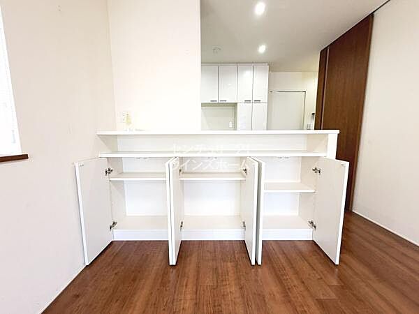 キッチンのダイニング側は収納になっています！空間を上手に活用した充実プランです！リビングやダイニングで使う物をメインに収納すると使い勝手が良くなります。