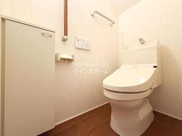 トイレは温水洗浄便座でボタン一つで心地良い温水での素早い洗浄が可能です！暖房便座で寒い日もあたたか。予備のトイレットペーパーや掃除用洗剤を置いておける収納棚付き！