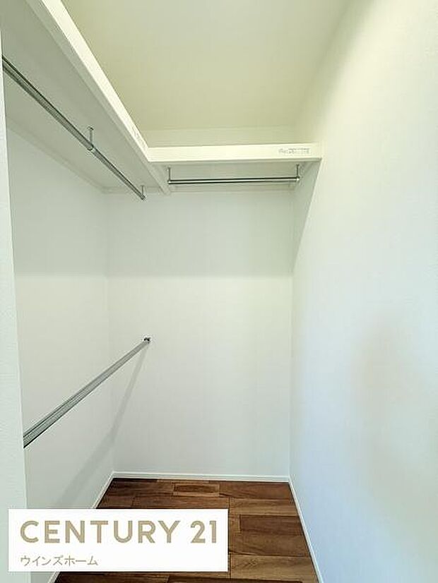 大型ウォークインクローゼットが設置されています!季節ものもたっぷり収納でき、お部屋がスッキリ片付きます!