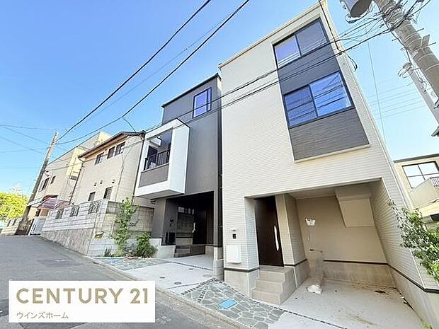 前面道路北東側約4m。車通りの少ない閑静な住宅地。