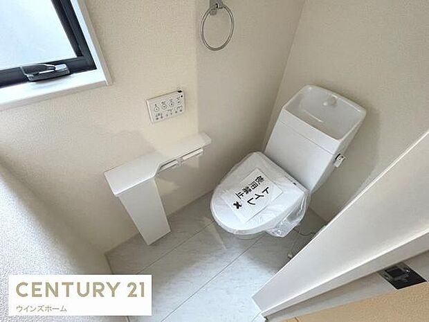 トイレは1・2階に設置されており、温水洗浄便座付きの清潔なトイレ。窓付きで換気ができます。
