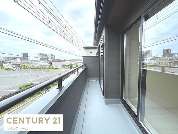 2部屋から出入り可能なワイドバルコニー！洗濯物もたくさん干せます！