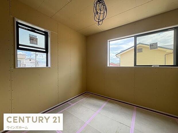やわらかな日差しが心地よく差し込むお部屋は約5.6帖。たっぷり収納可能なウォークインクローゼット完備。