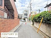 前面道路北西側約4ｍ。車通りの少ない閑静な住宅地。