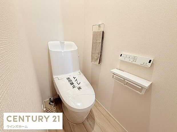 トイレは1・2階に設置されており、洗浄便座付きの清潔なトイレ。