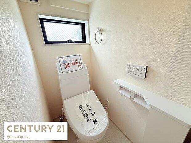 トイレは1・2階に設置されており、洗浄便座付きの清潔なトイレ。