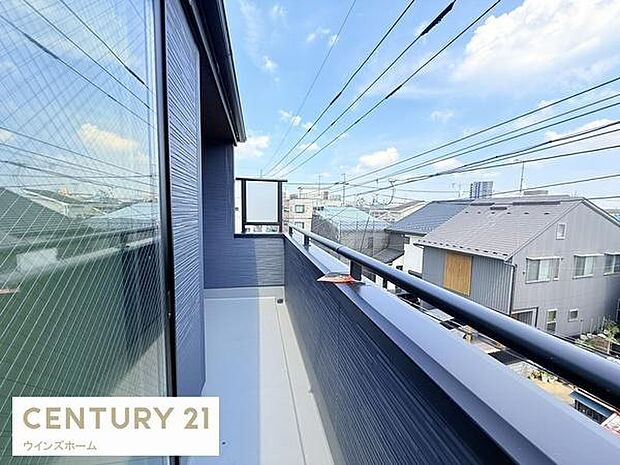 日当たりの良いバルコニー!目の前は高い建物がないので解放感があります!洗濯物もタップリ乾かせます!