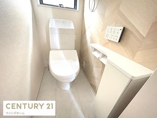 トイレは1.2階に設置！いつでも快適に使える温水洗浄便座を設置。収納付き！