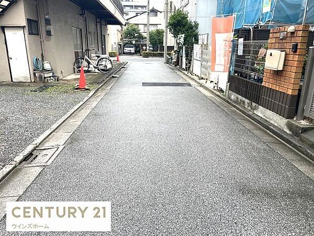 車通りの少ない閑静な住宅地。前面道路南側4m。