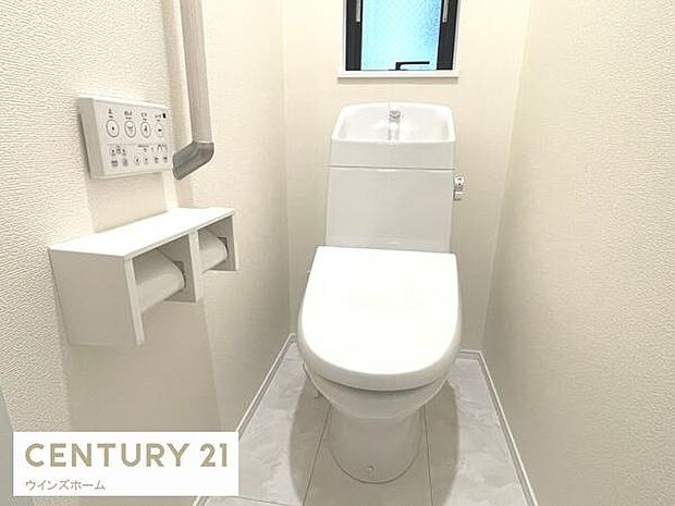 トイレは1・2階に設置されており、温水洗浄便座付きの清潔なトイレ。窓付きで換気ができます。