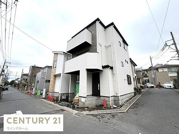 前面道路北東側約6.1m×北西側約6.1mのゆとりある広さで車の出し入れもしやすいです。車通りの少ない閑静な住宅地。