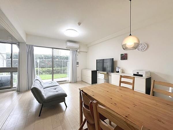 室内を白×茶でまとめた住み手の感性が映えるシンプルモダンなLDKは団らんの空間にピッタリ！ワイド・ウインドウで明るく開放的なご家族が自然と集まるリビングです。※CGで家財道具を消しています