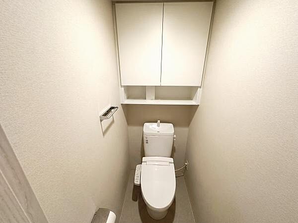 トイレは温水洗浄付きなのでボタン一つで心地良い温水での素早い洗浄が可能です！暖房便座で寒い日もあたたか。予備のトイレットペーパーや掃除用洗剤を置いておける収納付きです！※CGで家財道具を消しています
