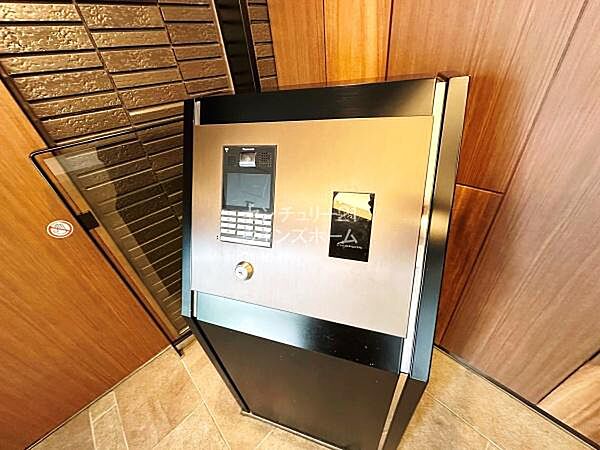 エントランスはオートロックシステムを搭載！不審者や空き巣が侵入しづらくなり防犯性が高くなります。日中留守にしがちな共働きのご家庭にも嬉しい宅配ボックス付きです！