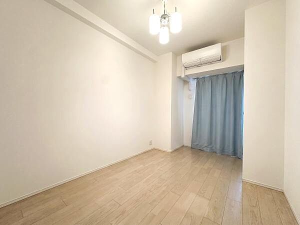 フローリングの木目が美しい温かみのある洋室。どんなお部屋にもコーディネートできる流行に左右されない設計で、永くお住まいいただけます！※CGで家財道具を消しています