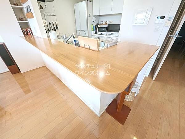 カウンターキッチンなので食事の配膳や後片付けにカウンターを利用できます！スムーズに作業が行えて家事効率もアップ！
