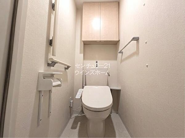 トイレは温水洗浄便座でボタン一つで心地良い温水での素早い洗浄が可能です！予備のトイレットペーパーや掃除用洗剤を置いておける収納棚も付いています！