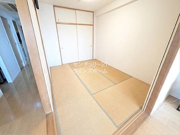 リビングには和室が隣接。お子様が小さいうちは部屋を広げて、大きな遊具も置けるのでのびのびと遊ばせてあげられます！成長したら間仕切りをして居室にするなど間取りの変更が可能！※CGで家財道具を消しています