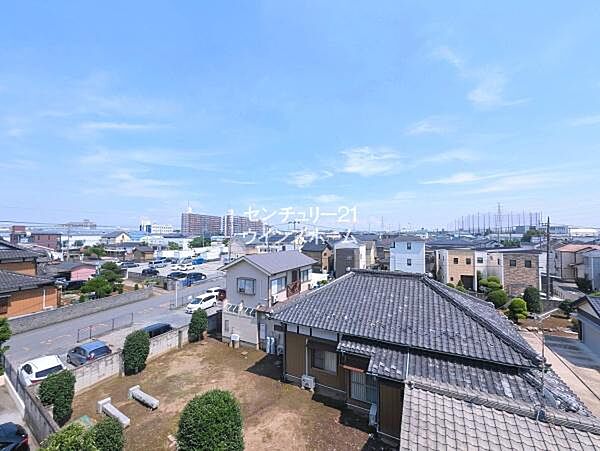 最上階のお部屋なのでバルコニーからの見晴らしも良く眺望良好！お部屋の中が通行人などの目に触れにくく、プライバシーが守られるので防犯面でも安全性が高いのが嬉しいですね！