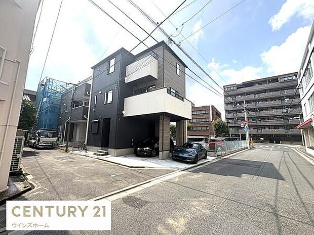 車通りの少ない閑静な住宅地。前面道路東側4m