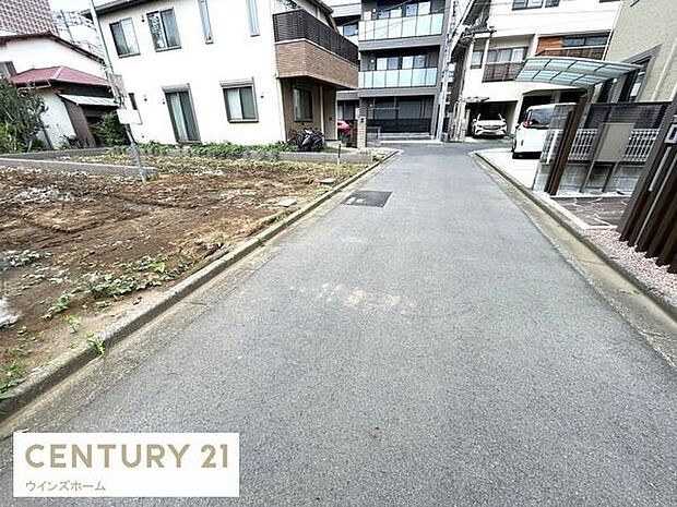 車通りの少ない閑静な住宅地。前面道路東側4m