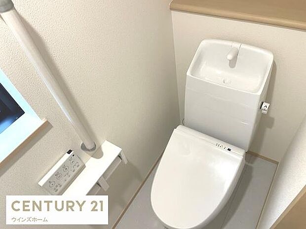 トイレは1・2階に設置されており、温水洗浄便座付きの清潔なトイレ。窓付きで換気ができます。