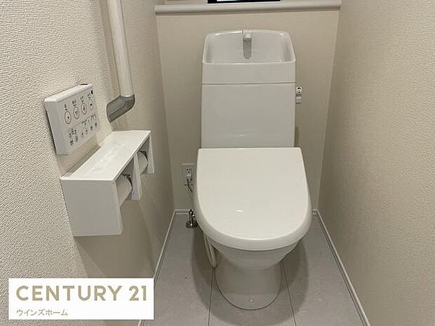 トイレは1・2階に設置されており、温水洗浄便座付きの清潔なトイレ。窓付きで換気ができます。