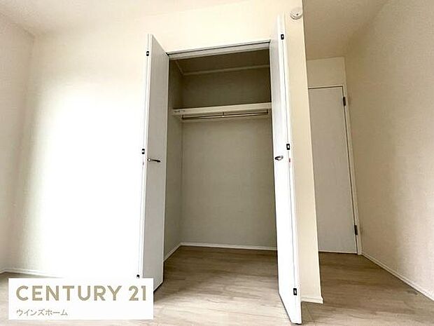 クローゼットが全室設置されています!荷物を置く場所が確保されるのでお部屋の整理整頓もしやすくなり、快適な空間をつくりあげます!