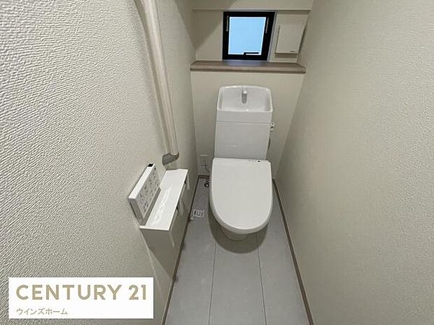 トイレは1・2階に設置されており、温水洗浄便座付きの清潔なトイレ。窓付きで換気ができます。