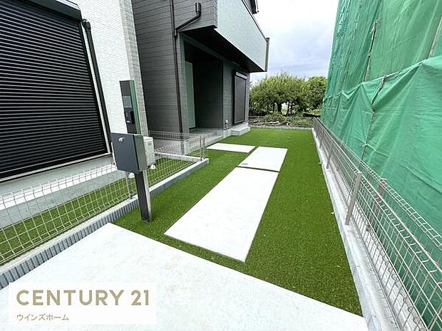 陽当たり良好な庭付き!洗濯物を干したり、お子様の遊び場などにもぴったりです。人工芝が敷いてあり手入れ不要です。