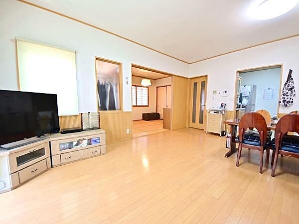 室内を白×茶でまとめた住み手の感性が映えるシンプルモダンなリビング・ダイニング。一部に床暖房を完備したご家族が自然と集まりそうな居心地の良い住空間です。※AI加工で家財道具を消しています