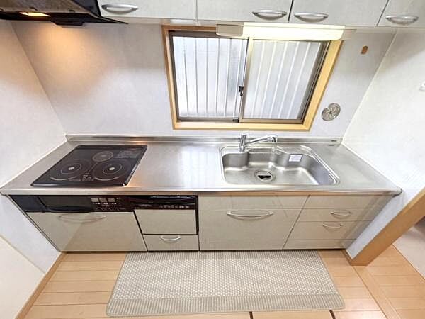 システムキッチンはビルトイン食洗機にIHクッキングヒーターが備わった高機能タイプです！独立型のキッチンなので、急な来客時もキッチンの様子が見えにくいのが嬉しいですね！※AI加工で家財道具を消しています