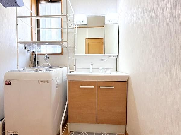 2022年に洗面化粧台を交換済み！使い勝手の良い三面鏡シャンプードレッサーです。鏡の後ろは収納になっているので細々したものを収納できます！※AI加工で洗面用具を消しています。