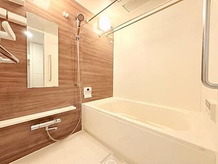 心と身体をリフレッシュできるバスルーム。追い焚き機能付きなので最後に入る方にも快適なバスタイムをご提供します！さらにミストサウナ機能付きの暖房乾燥機を完備しています！※AI加工で洗面用具を消しています