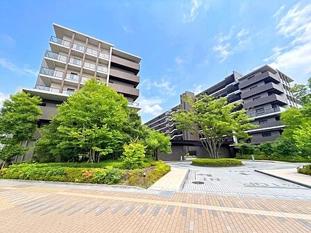 「八潮」駅徒歩8分にある総戸数493戸の大規模レジデンス。南西向き住戸につき日当たりの良い3LDKプランです！共用施設が充実した快適なマンションで、大切なご家族であるペットとの暮らせます(細則あり)